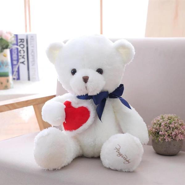 Милый белый медведь с сердечкой